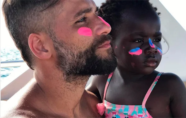 Titi para sempre! Bruno Gagliasso tatua rosto da filha