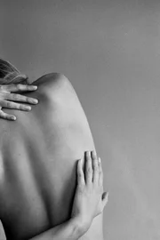 Sasha aparece de topless em cliques de amiga fotógrafa - imagem 2