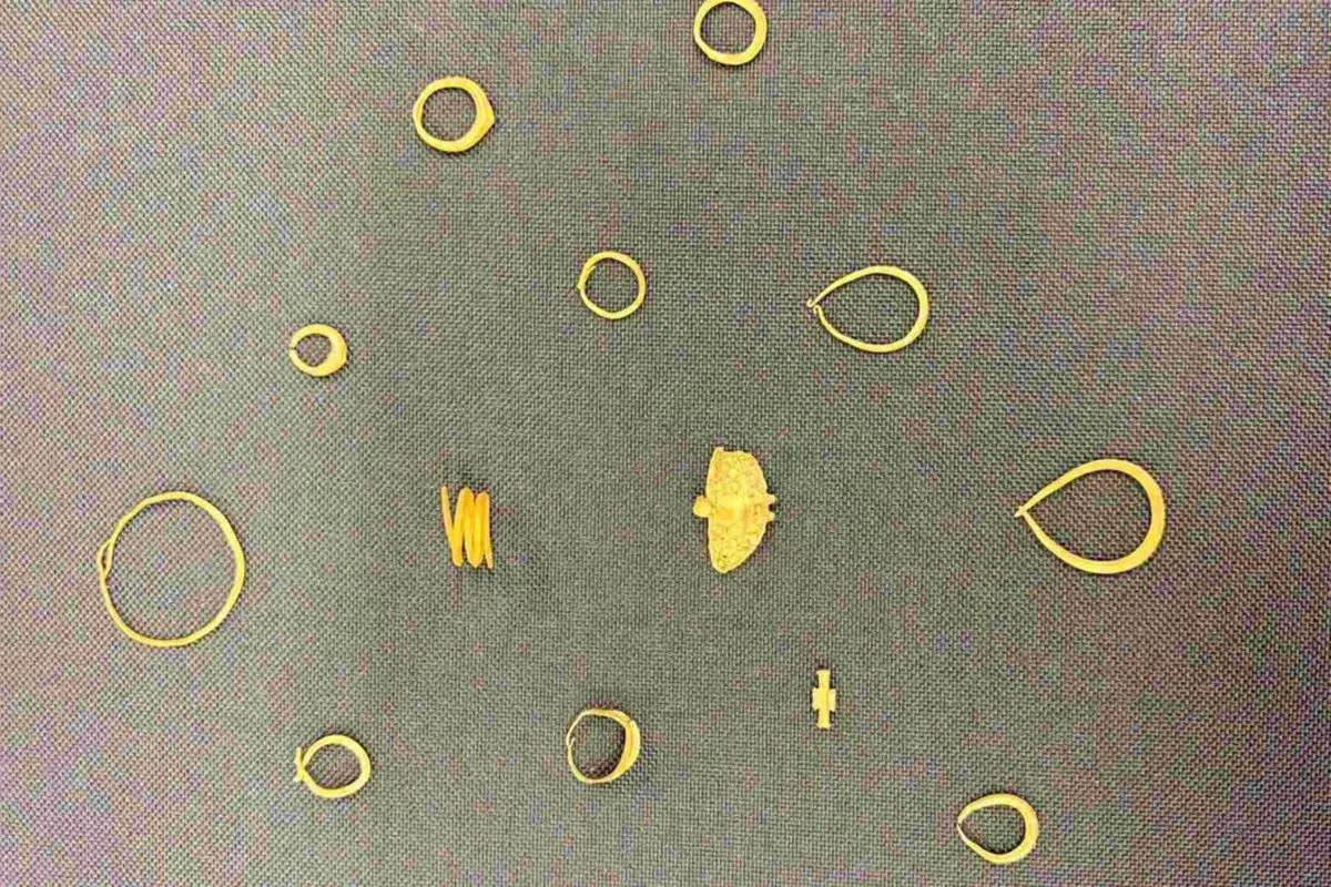 Imagem mostra os itens recuperados do naufrágio