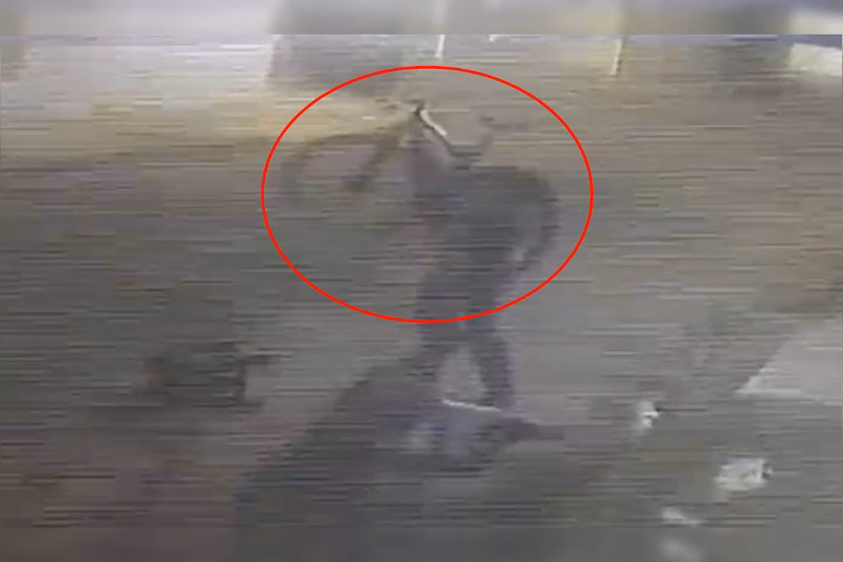 Vídeo: homem ataca rival a pauladas e “bicicletada” em confusão brutal 1 Homem atacando rival
