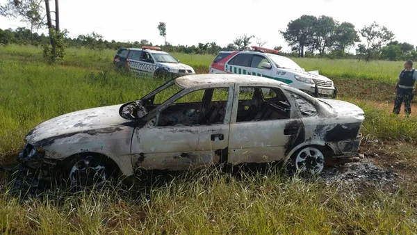 PMDF encontra carro queimado com crânio dentro do porta-malas