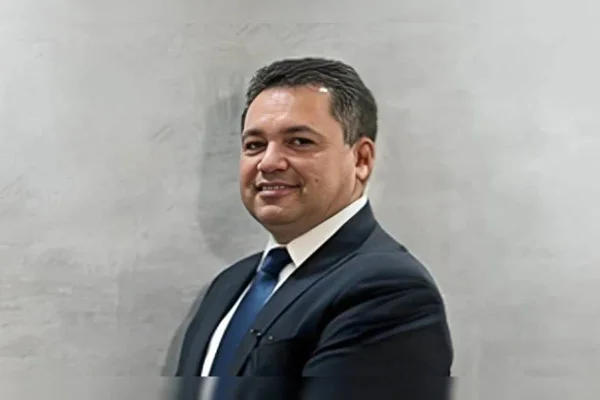 Foto colorida de homem branco de terno