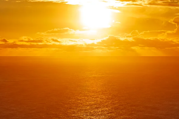 Imagem mostra sol refletindo nos ocenaos - Metrópoles
