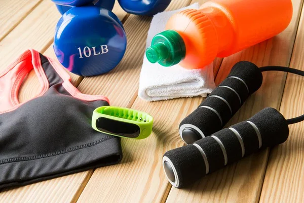 produtos esportivos como relógio inteligente, garrafa de água, pesos