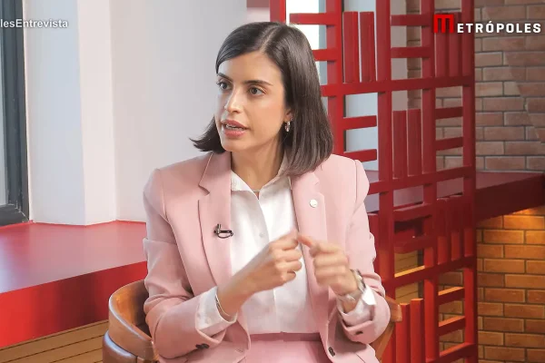 Imagem colorida mostra Tabata Amaral no estúdio do Metrópoles. Ela é uma mulher branca, de terno rosa e camisa branca - Metrópoles