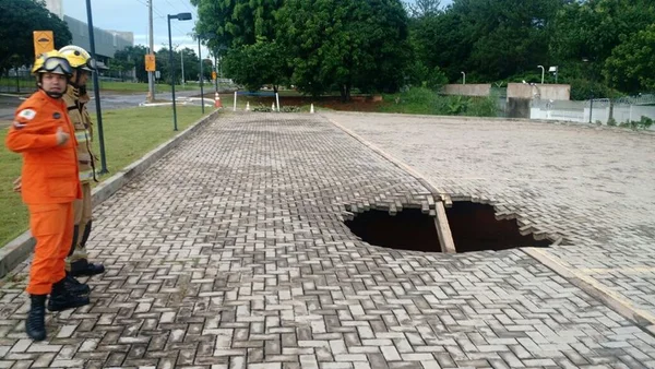 Cratera se abre após rompimento de tubulação no Setor de Embaixadas