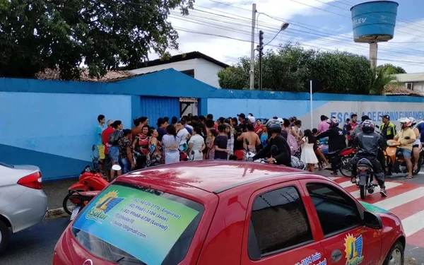 Segurança fica ferido ao impedir homem armado com vidro invadir escola