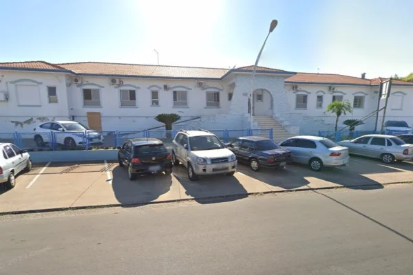 Imagem colorida de fachada da Santa Casa de Birigui, onde homem foi retirar hemorroidas, mas acabou operando a vesícula - Metrópoles