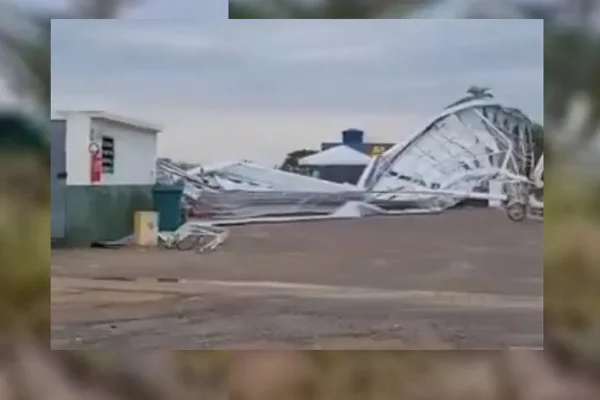 Imagem colorida mostra posto de combustível destruído durante chuvas fortes na Bahia - Metrópoles