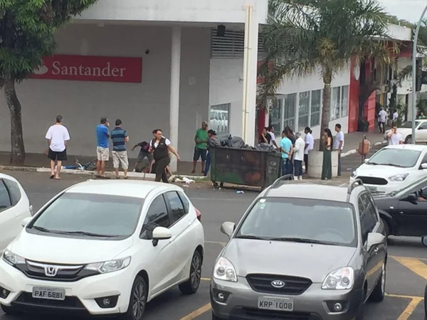 Vídeo. Morador de rua é esfaqueado na Asa Sul na manhã deste domingo