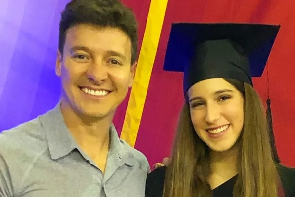 Filha de Rodrigo Faro se forma e ganha linda homenagem do pai