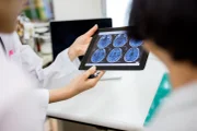 Quando maligno, o paciente passa a ser diagnosticado com câncer cerebral, que, por sua vez, costuma ser mais letal devido ao diagnóstico tardio. Geralmente, o paciente não desconfia dos sintomas iniciais e procura o médico quando a doença já progrediu
