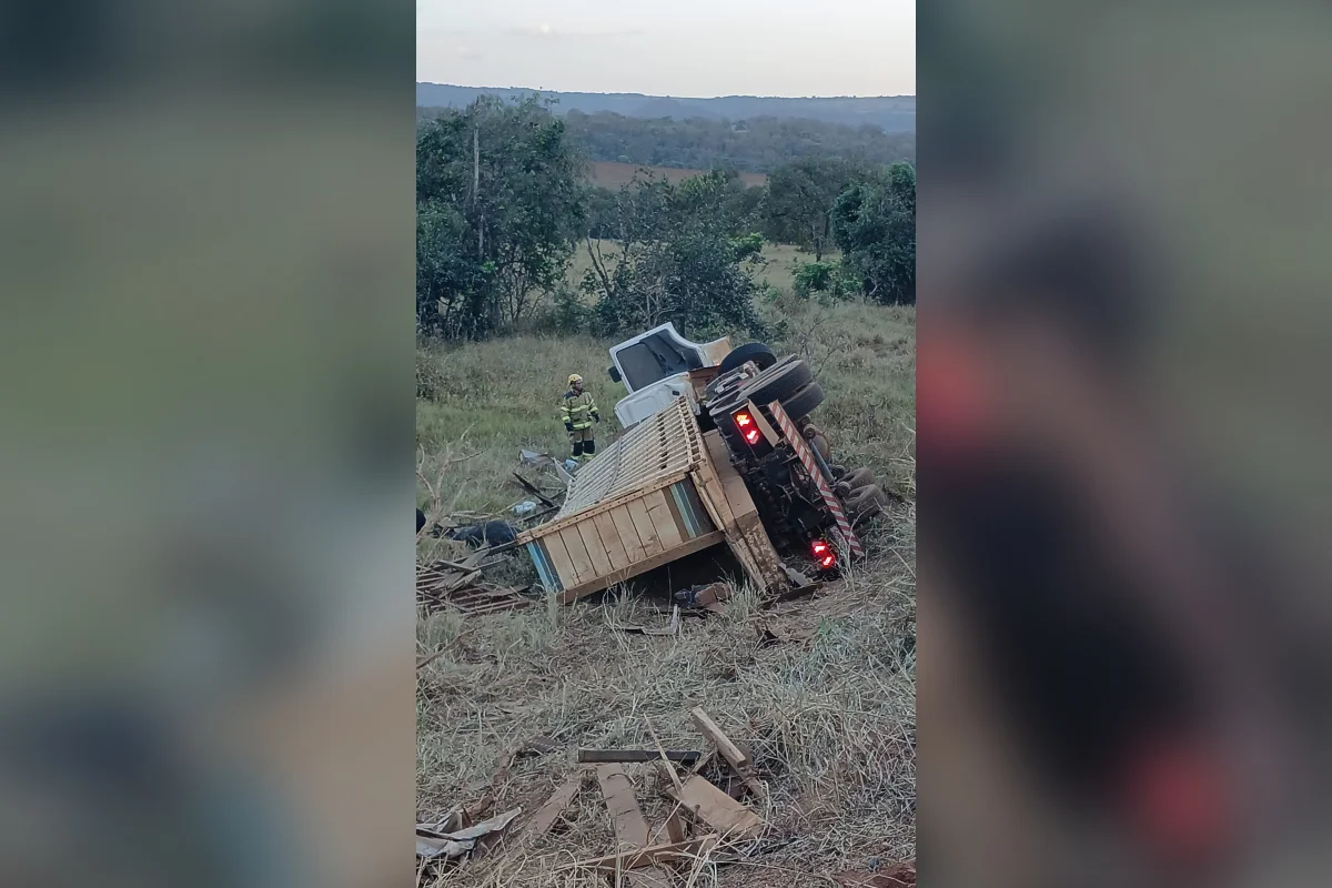 O caminhão tombou às margens da rodovia O caminhão tombou às margens da rodovia