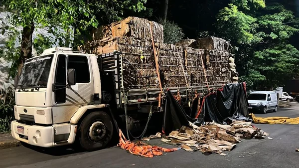 Polícia encontra 1 tonelada de maconha em caminhão na Grande SP