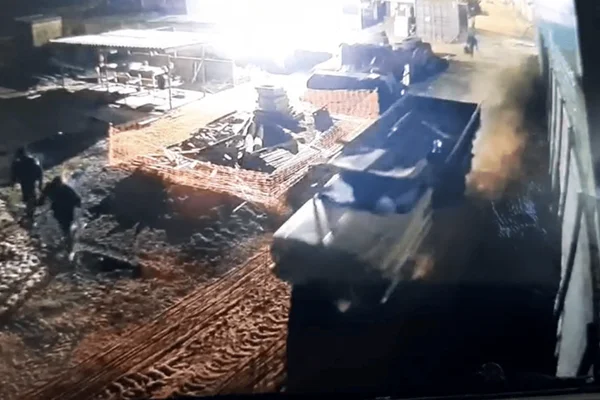 Imagem colorida de um caminhão carregado de fios de cobre roubados de uma obra - Metrópoles
