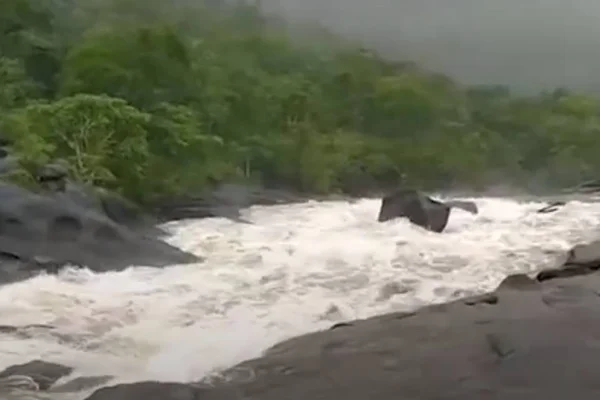 tromba d'água no vale da lua, na chapada dos veadeiros