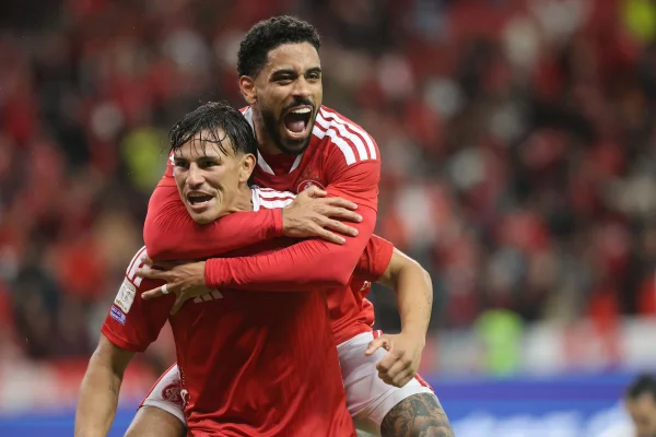 Bruno Henrique e Bernabei comemorando gol do Internacional