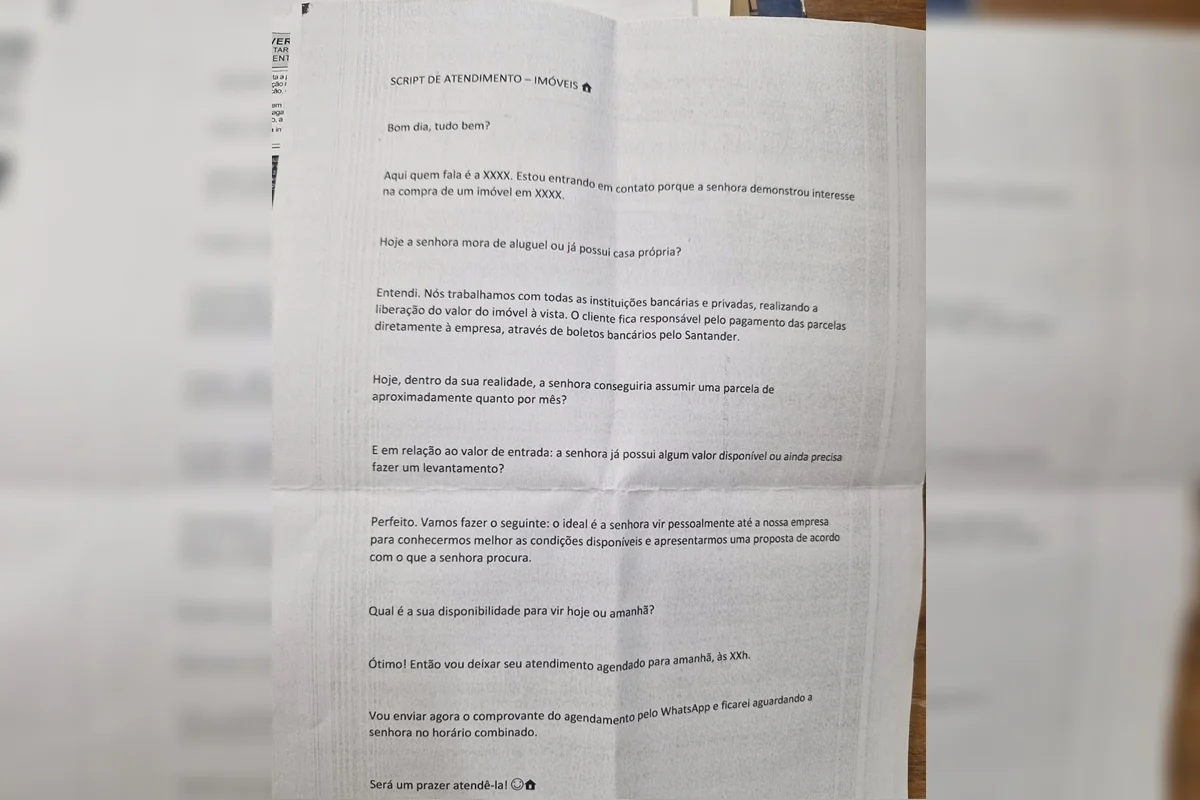 Entre os materiais apreendidos, os investigadores localizaram ainda scripts contendo roteiros e orientações sobre as abordagens utilizadas pelos vendedores, com frases e argumentos que, segundo a investigação, eram empregados para induzir os clientes ao erro durante a negociação