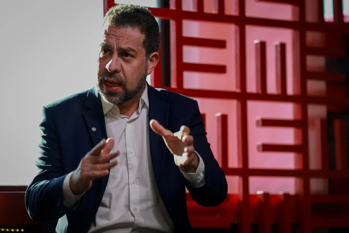 O ministro Guilherme Boulos concedeu entrevista no estúdio do portal Metrópoles, em Brasília. O ministro Guilherme Boulos concedeu entrevista no estúdio do portal Metrópoles, em Brasília.