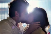 Adriana (Letícia Collin) e Pedro (Chay Suede) se beijam em Quem Ama Cuida