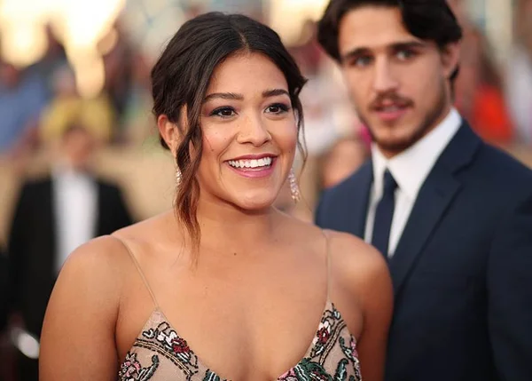 Gina Rodriguez veste Patricia Bonaldi no tapete vermelho do SAG Awards