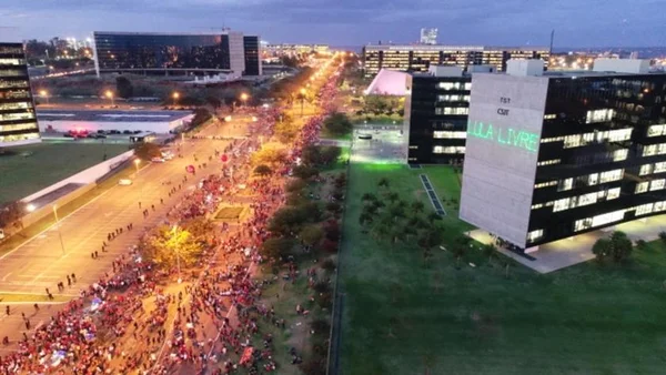 Volta para casa: marcha pró-Lula complica trânsito