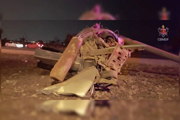 Imagem de um carro destruído após bater em um poste