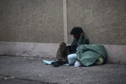 Morador de rua sentado no centro de SP