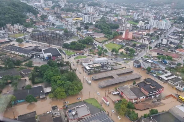 Foto colorida de ruas de Joinville tomadas pela água - Metrópoles