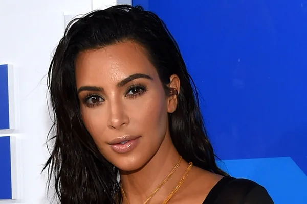 França prende 16 suspeitos de roubar joias de Kim Kardashian em Paris