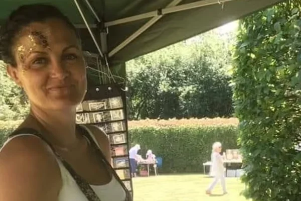 Mulher dá sorriso para foto - Metrópoles