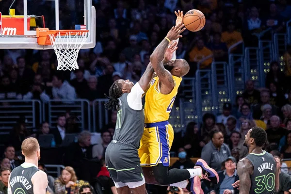 Imagem colorida de duelo entre Timberwolves e Lakers pelos playoffs da NBA- Metrópoles