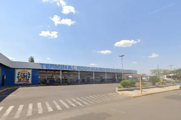Imagem colorida do terminal rodoviário de Osvaldo Cruz. Metrópoles