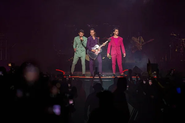 Foto colorida da banda Jonas Brothers - Metrópoles