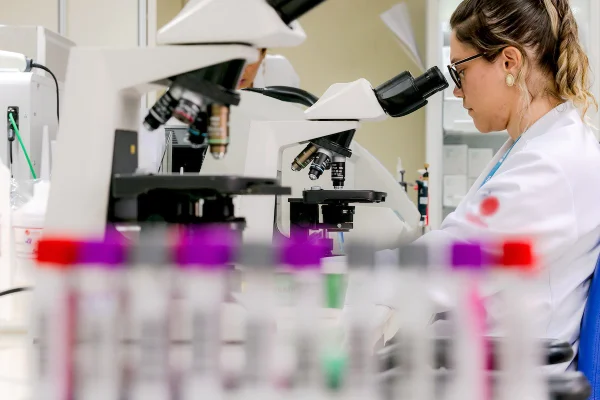 Foto colorida de cientista em laboratório - Metrópoles
