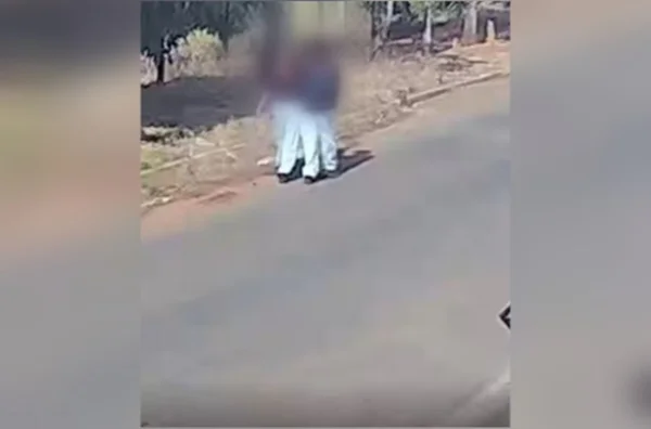 imagem colorida crianças amarradas trilho trem após assalto