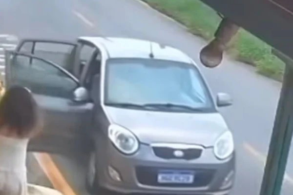 Imagem colorida mostra carro em movimento antes de ser controlado por barbeiro que salvou crianças - Metrópoles