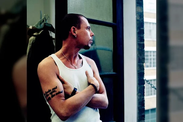 Filme sobre o estilista Alexander McQueen estreia nesta sexta-feira