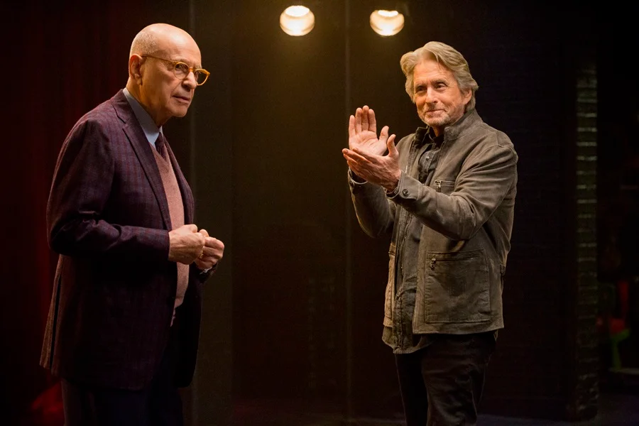 Criada por Chuck Lorre, <b>The Kominsky Method</b> conta a história de dois homens de meia-idade encarando a vida na jovial Los Angeles Criada por Chuck Lorre, <b>The Kominsky Method</b> conta a história de dois homens de meia-idade encarando a vida na jovial Los Angeles