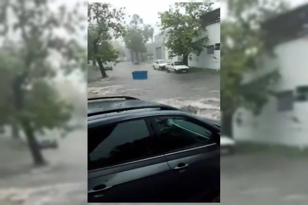 Imagem colorida de enxurrada e chuva na cidade de Paysandu no Uruguai