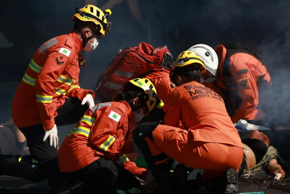 Fumaça e helicóptero: simulado de queda de avião testa segurança do DF - imagem 13 Fumaça e helicóptero: simulado de queda de avião testa segurança do DF - imagem 13