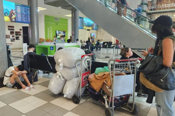 Passageiros de voos cancelados em Congonhas dormem em aeroporto após vendaval - Metrópoles