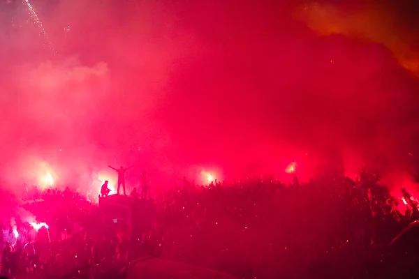 Mohamed Salah é recebido com muita festa pela torcida do Trabzonspor