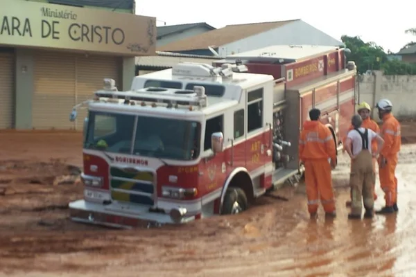 Viatura dos bombeiros atola a caminho de atendimento de inundação