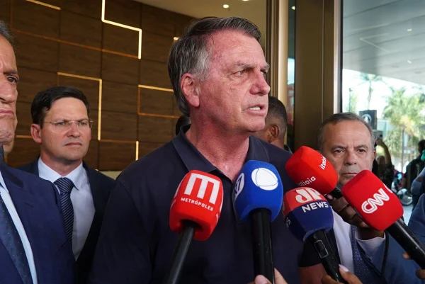 imagem colorida de Bolsonaro após reencontro com Valdemar Costa Neto