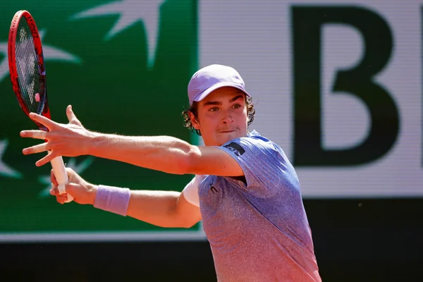 Foto colorida de João Fonseca, durante torneio de Roland Garros - Metrópoles