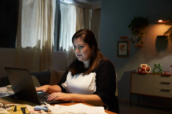 Mulher estudando em frente ao computador-Metrópoles