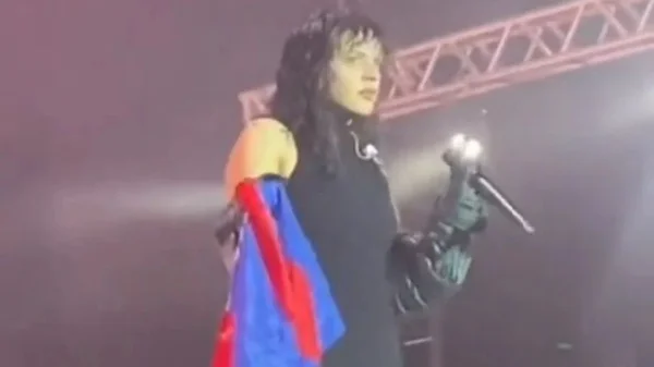 No Paraguai, Rosalía é vaiada em festival ao mostrar bandeira de time