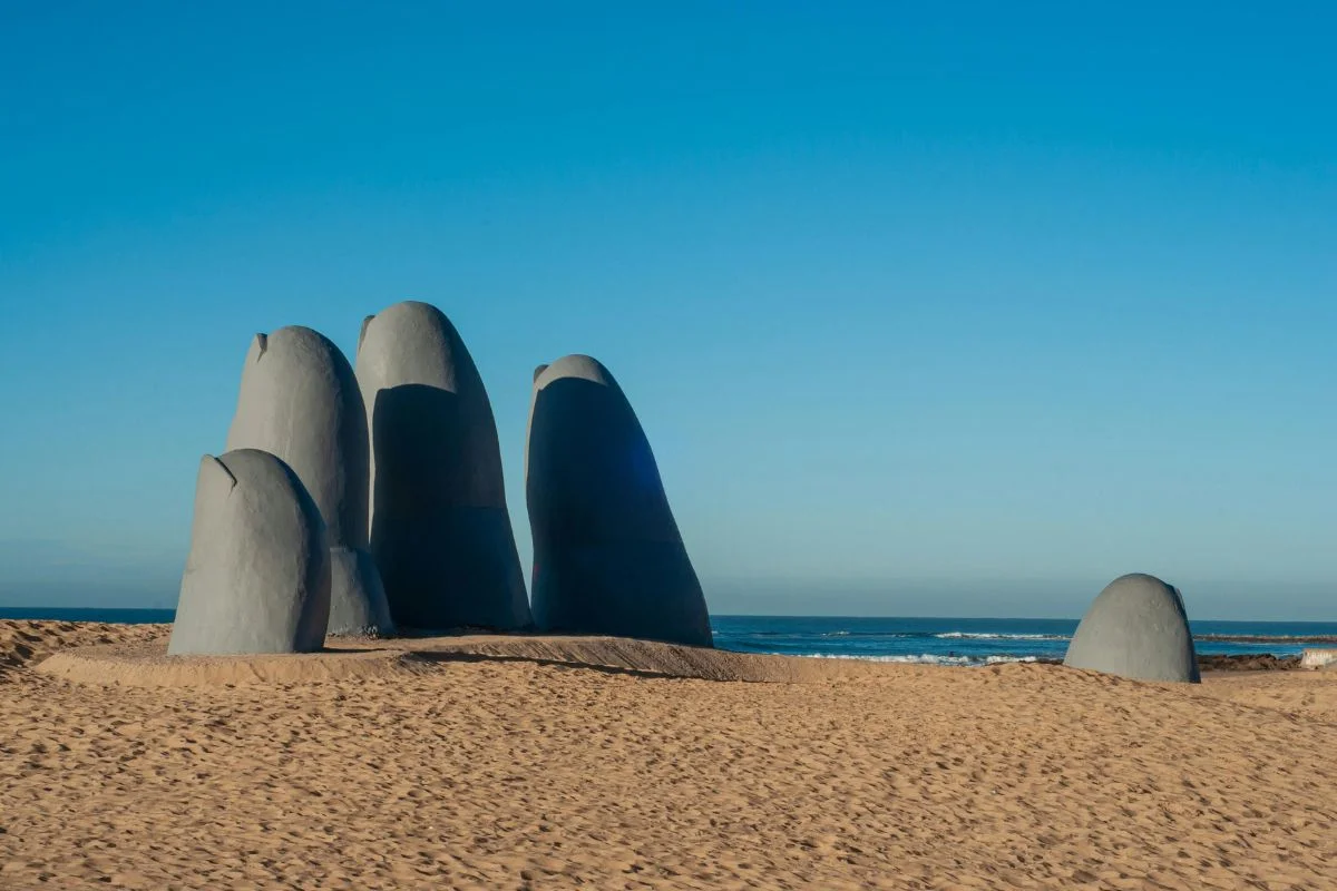 La Mano, uma famosa escultura na praia de Punta del Este, no Uruguai La Mano, uma famosa escultura na praia de Punta del Este, no Uruguai