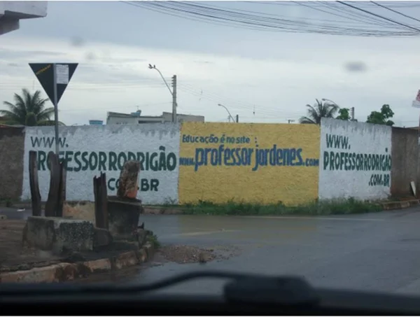 A seis meses das eleições, pré-candidatos abusam de pinturas em muros
